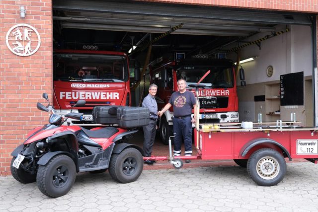 Rainer Gärtner (l.), HASPA Filialleiter in Meckelfeld, übergibt das neue Fahrzeug an Ortsbrandmeister Andreas Nickel. Foto: Steven Reincke
