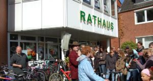 Beliebte Veranstaltung: Die Versteigerung von Fundsachen vor dem Hittfelder Rathaus. Foto: Gemeinde Seevetal