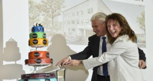 Landrat Rainer Rempe und Schulleiterin Alexandra Neukirch schneiden den Kuchen zur Eröffnung an. Foto Hamann