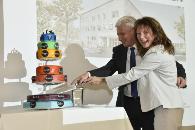 Landrat Rainer Rempe und Schulleiterin Alexandra Neukirch schneiden den Kuchen zur Eröffnung an. Foto Hamann