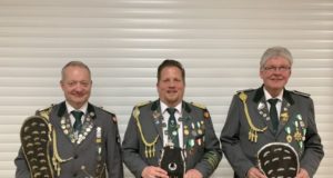 Im Kreise seiner Adjutanten: Vizekönig Christian Schröder mit Martin Greschek (l.) und Nico Parwulski. Foto: ein