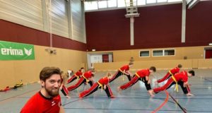 Patrick Behrendt beim Warmup für das Kickbox-Training im Sportzentrum Seevetal. Foto: TuS Fleestedt