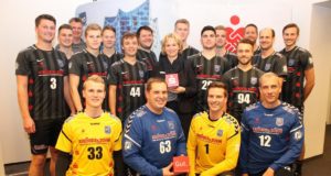 Die erfolgreichen Handball-Herren der HSG Seevetal zu Besuch bei Rabea Scheidat (Bildmitte) im Beratungscenter der Sparkasse Harburg-Buxtehude in Hittfeld. Foto: ein