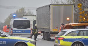 Feuerwehr sicherte den Gefahrstoff-Lkw an der Unfallstelle auf der A1 in Fahrtrichtung Hamburg. Foto: JOTO