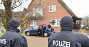 Die Razzia an der Horster Landstraße: Beamte sichern das Objekt. Foto: HA