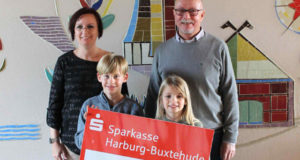 Die beiden Schulsprecher der Grundschule Fleestedt übergeben den Spendenscheck an Nicole Krüger von der Flüchtlingsinitiave und Günter Schwarz, 1. Vorsitzender des Präventionsrats Seevetal. Foto: ein