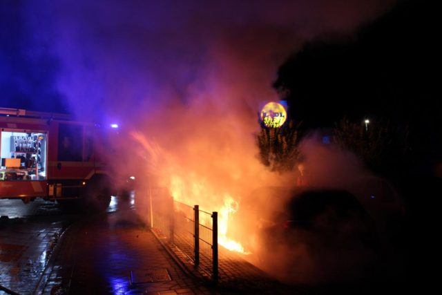 Der Mercedes stand im vorderen Bereich beim Eintreffen der Feuerwehr lichterloh in Flammen. Foto: Pressestelle Feuerwehr Seevetal