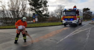 Die Feuerwehr Seevetal streute auf der Winsener Landstraße zwischen Glüsingen und Maschen eine kilometerlange Ölspur ab. Foto: Pressestelle Feuerwehr Seevetal