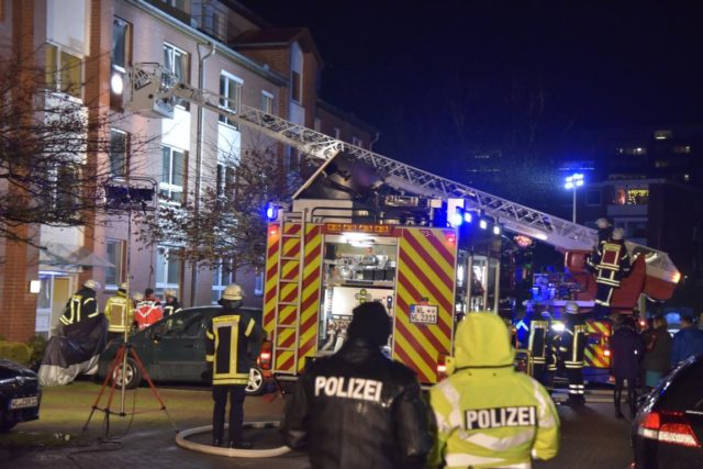 Einsatzkräfte der Feuerwehr und Polizei am Brandort in der Straßburger Straße in Winsen (Luhe) Foto: Hamann