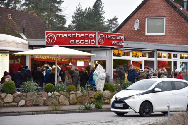 Riesen Ansturm auch im Februar. Eisfans stehen Schlange für das erste Eis des Jahres! Foto: Hamann