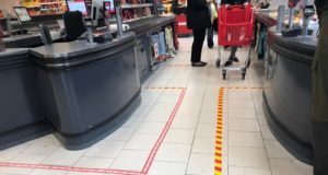 Supermärkte haben reagiert: In Hittfeld gibt es jetzt Markierungen an den Kassen. Foto: Nekpat