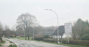 Ein "Flickenteppich" aus Asphaltschichten - Am Montag, 23. März, sollen die Sanierungsarbeiten der Winsener Landstraße zwischen Glüsingen und Karoxbostel beginnen. Foto: Hamann