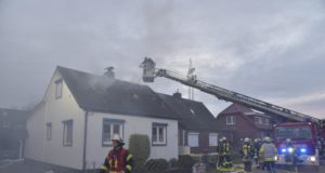 Dichte Rauchschwaden ziehen aus dem Dachstuhl des Einfamilienhauses im Hermann-Löns-Weg in Winsen (Luhe). Foto: Hamann