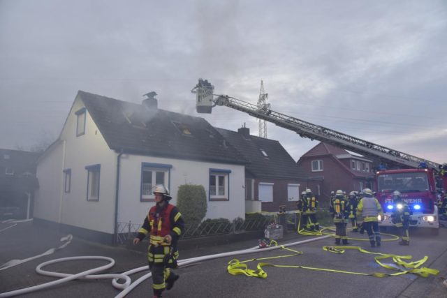 Dichte Rauchschwaden ziehen aus dem Dachstuhl des Einfamilienhauses im Hermann-Löns-Weg in Winsen (Luhe). Foto: Hamann