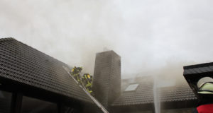 Vier Feuerwehren der Gemeinde Rosengarten waren bei diesem Dachstuhlbrand in Sieversen über mehrere Stunden im Einsatz. Foto: Matthias Köhlbrandt