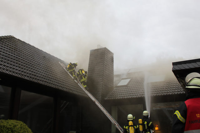 Vier Feuerwehren der Gemeinde Rosengarten waren bei diesem Dachstuhlbrand in Sieversen über mehrere Stunden im Einsatz. Foto: Matthias Köhlbrandt