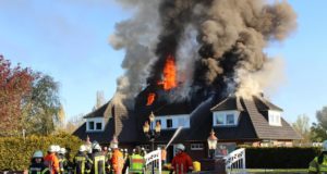 Ein Großfeuer hat in Fliegenberg den Dachstuhl dieses Mehrfamilienhauses zerstört. Foto: Pressesprecher Feuerwehr Landkreis Harburg