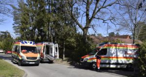 Mehrere Rettungswagen der Johanniter haben bereits am Samstag 20 Bewohner in umliegende Krankenhäuser gebracht. Foto: JOTO