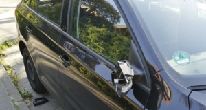 Unbekannte haben in der Nacht zu Sonntag den Spiegel des Fahrzeugs beschädigt. Foto: Privat