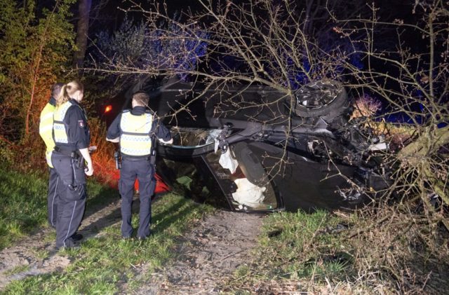 Polizisten stehen am Unfallort neben dem 150.000 Euro Mercedes. Foto: JOTO