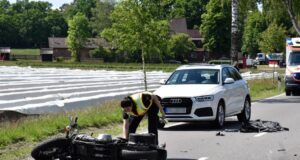 Schwerer Motorradunfall in Helmstorf. Eine Polizistin markiert den Unfallort. Foto: Hamann