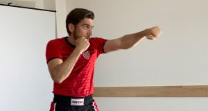 Allein gegen die Kamera – Kickbox-Coach Patrick Behrendt leitet durch das Online-Training. Foto: Stefan Fromann