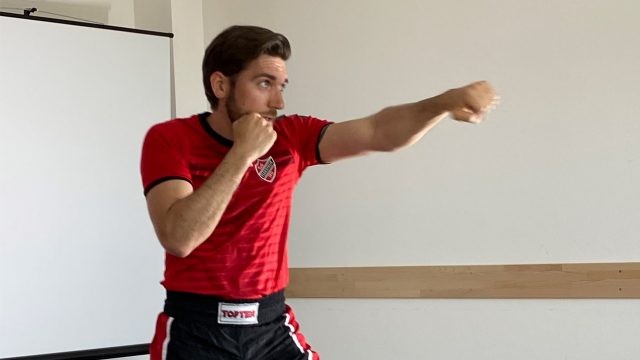 Allein gegen die Kamera – Kickbox-Coach Patrick Behrendt leitet durch das Online-Training. Foto: Stefan Fromann