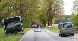 Zahlreiche Fahrzeugteile liegen auf der Fahrbahn verstreut. Foto: JOTO