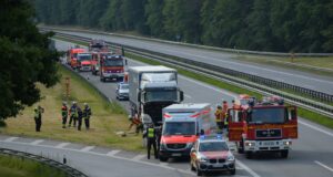 Für die Löscharbeiten musste die A7 in Richtung Hamburg voll gesperrt werden. Foto: JOTO