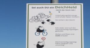Hinweistafeln sollen zu umsichtigem Verhalten der Radfahrer und Spaziergänger auf den Deichverteidigungswegen sensibilisieren. Foto: BÖREGIO - Büro für Stadt- und Regionalentwicklung