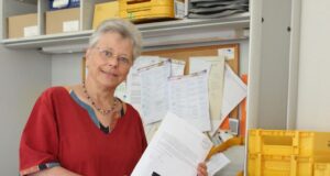 Als Mitarbeiterin des Landkreises Harburg bringt Bettina Bergmann-Noeres die diesjährige Schutzengel-Post auf den Weg. Foto: Landkreis Harburg