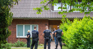 Beamte der Polizei durchsuchen ein Wohnhaus in der Lüneburger Straße in Stelle. Foto: JOTO