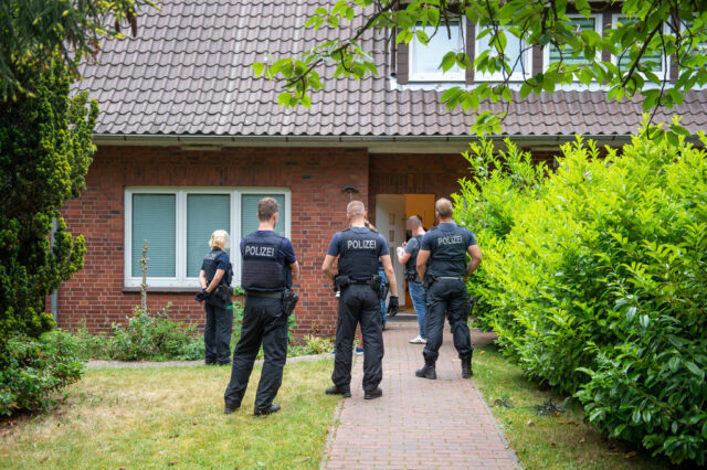 Beamte der Polizei durchsuchen ein Wohnhaus in der Lüneburger Straße in Stelle. Foto: JOTO