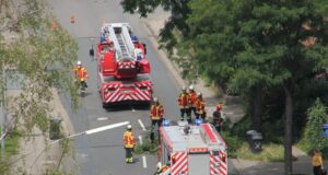 Binnen weniger Minuten wurde der Ast in der Rönneburger Straße von den Einsatzkräften der Feuerwehr Meckelfeld zersägt. Foto: Privat