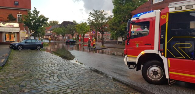 In der Hittfelder Kirchstraße musste die Feuerwehr Hittfeld gleich mehrere Gullys öffnen damit das Wasser abfließen konnte. Foto: Andreas Feldtmann