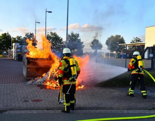 Binnen Minuten löschten die Einsatzkräfte das Feuer in der Straße Brunskamp in Maschen. Foto: HamburgNews
