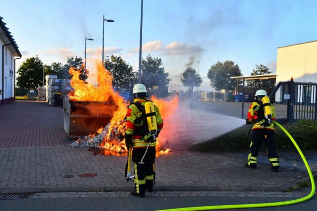 Binnen Minuten löschten die Einsatzkräfte das Feuer in der Straße Brunskamp in Maschen. Foto: HamburgNews