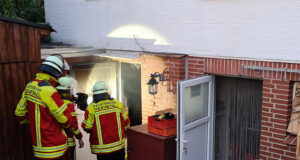 Einsatzkräfte der Feuerwehr Seevetal löschen den Küchenbrand im Kinderlandweg in Ramelsloh. Foto:Pressestelle Feuerwehr Seevetal