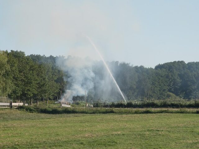 Plötzlich stand das frühere Osterfeuer in Flammen. Die Feuerwehr konnte das Feuer schnell löschen. Foto: Hamann