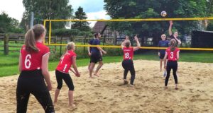 Beachen – Volleyballtraining auf dem Sandplatz. Foto: Bianka Stapelfeldt