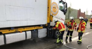 Die Feuerwehren aus Maschen und Fleestedt waren an diesem LKW Gliederzug im Einsatz, ein heißgelaufener Auspuff wurde mit einem D-Strahlrohr heruntergekühlt. Foto: Thomas Müller, FF Maschen