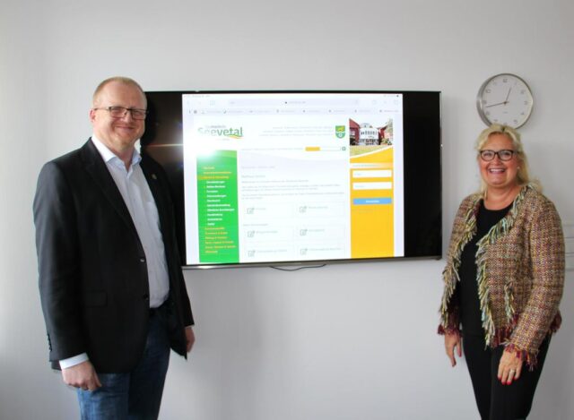 Seevetals Hauptamtsleiter Mike Wille (l.) zusammen mit Bürgermeisterin Martina Oertzen vor dem Online-Auftritt. Foto Gemeinde Seevetal