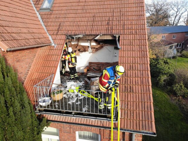 In Ramelsloh brannte ein Balkon an einem Wohnhaus, die Feuerwehr löschte. Auch aus der Luft wurde die Brandstelle kontrolliert. Foto: Stefan Gehrmann, FF Ramelsoh