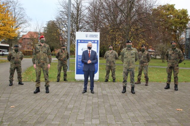 Die Unterstützung der Bundeswehr begrüßen Landrat Rainer Rempe (vorn, Mitte), Jürgen Meinberg (vorn, links) und Bataillonskommandeur Falk Miekley (vorn, rechts). Foto: Landkreis Harburg