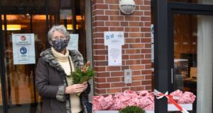 Meckelfelds Ortsbürgermeisterin Brigitte Somfleth verteilte 108 Blumensträuße an die Bewohner des Seniiorenzentrums "Zur Pulvermühle". Auch mehr als 2.000 Briefe wurden an die Senioren in Meckelfeld versendet. Foto: Schönau