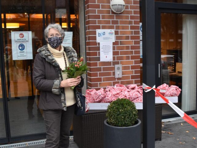 Meckelfelds Ortsbürgermeisterin Brigitte Somfleth verteilte 108 Blumensträuße an die Bewohner des Seniiorenzentrums 