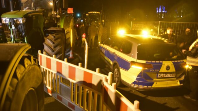 Die Bauern-Proteste gehen auch im Landkreis Harburg in eine neue Runde. Am Montagabend blockierten rund 250 Bauern mit ihren Fahrzeugen die Zufahrt zum Aldi-Zentrallager in Ohlendorf. Foto: Hamann