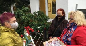 Else Murek nahm die selbsgebastelten Präsente von Ludmilla Schnar und Angelika Tumuschat Bruhn entgegen. Foto: Tumuschat-Bruhn