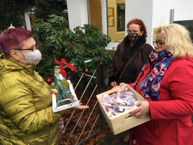 Else Murek nahm die selbsgebastelten Präsente von Ludmilla Schnar und Angelika Tumuschat Bruhn entgegen. Foto: Tumuschat-Bruhn