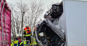 Das völlig zerstörte Fahrerhaus des LKW. Foto: Pressesprecher Feuerwehren Gemeinde Seevetal